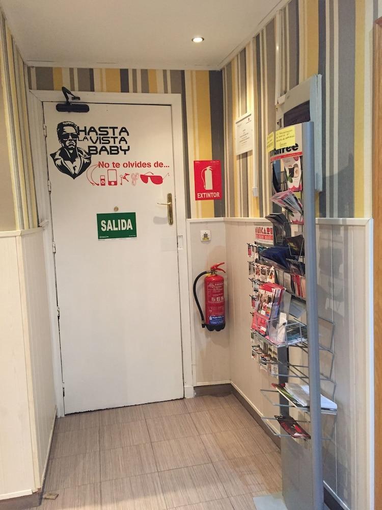 Hostal Oxum Madrid Exterior foto